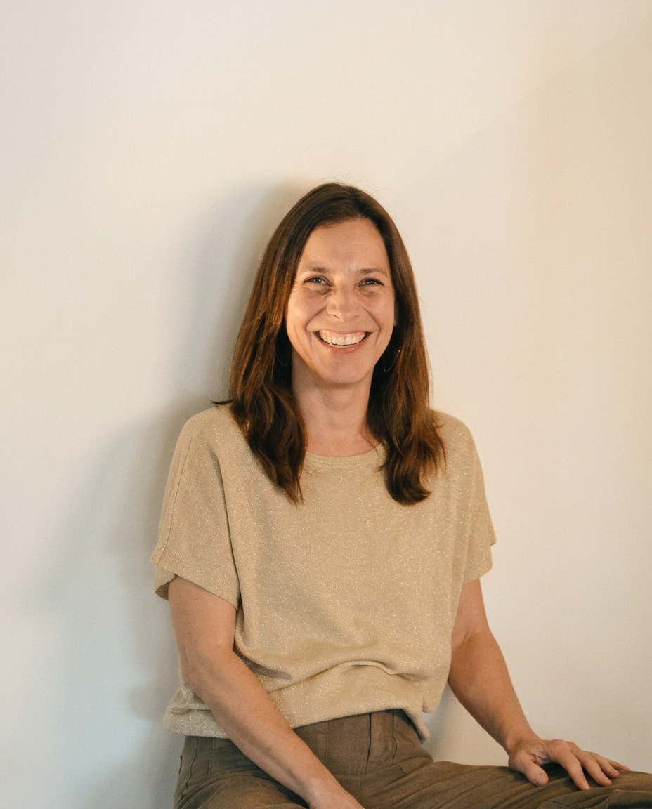 Portrait de Valérie Letellier assise, souriante